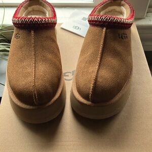 UGGS Women’s TAZ size 9 slipper